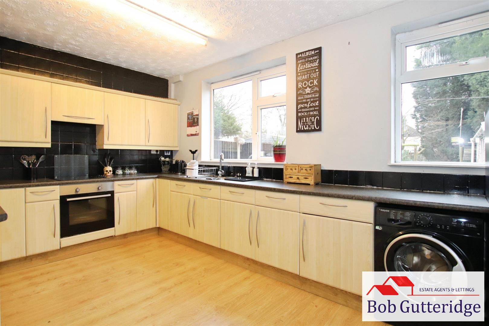 FITTED KITCHEN / DINER